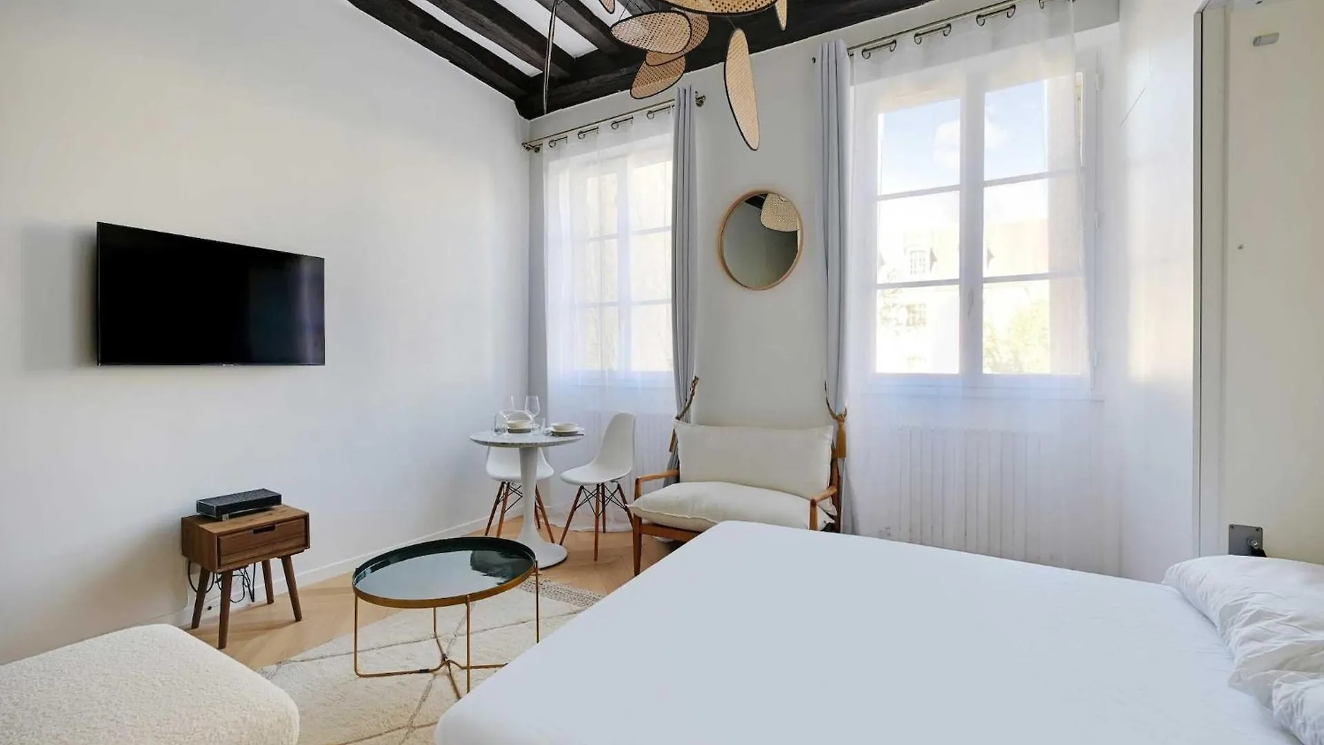 Modern Getaway For Two - Marais Place Vosges Paris France