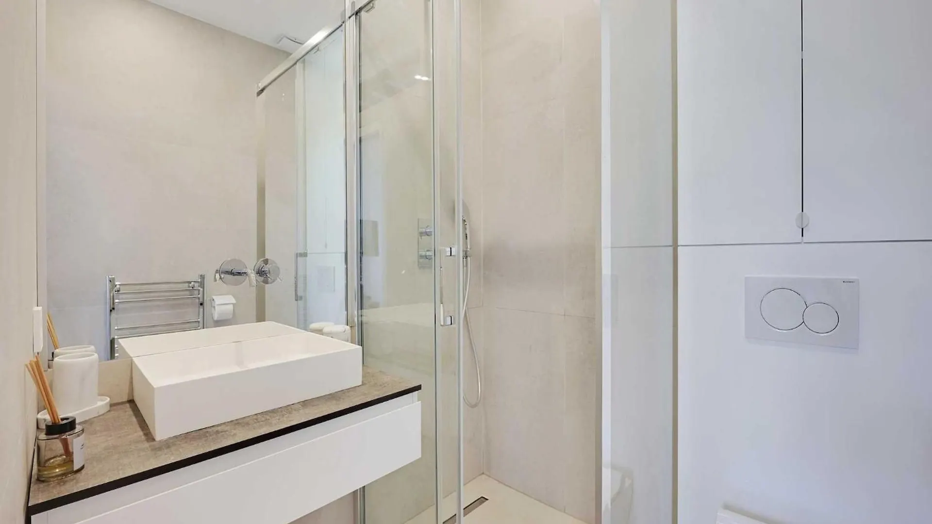 Modern Getaway For Two - Marais Place Vosges Paris France