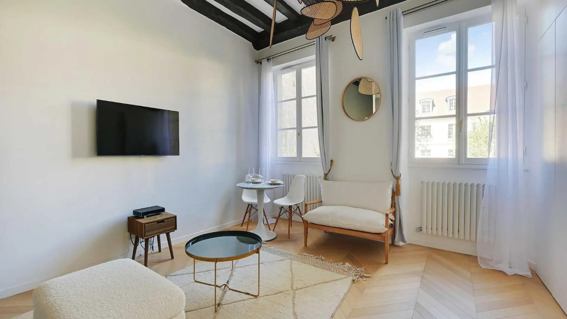 Modern Getaway For Two - Marais Place Vosges Paris
